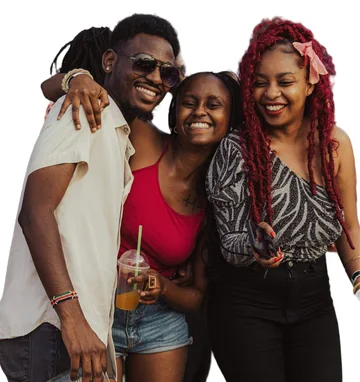 Trois amis qui rient, un verre à la main