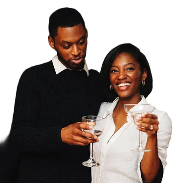 Un couple souriant qui trinque